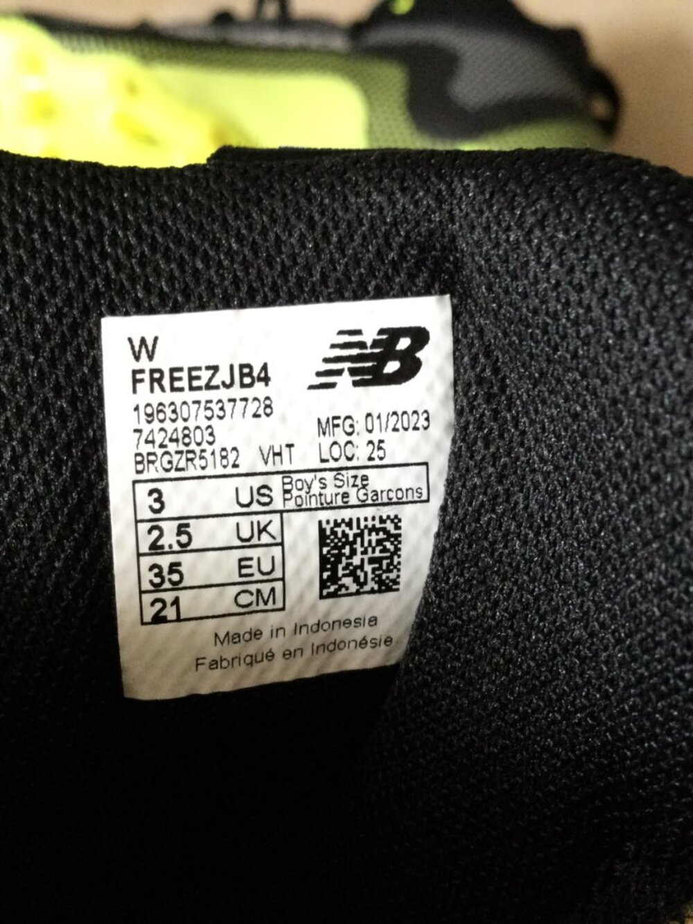 SOLD New Balance Kids FreezeLX v4 Lacrosse cleats Black and Hi-Lite colorway - Picture 7 of 7